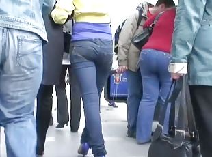 Bunny packed her ass in tight jeans in a candid street video