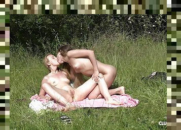 Lesbians out in the sun, full erotic pussy play