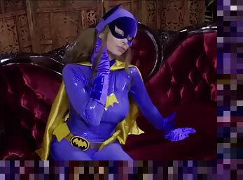 Catwoman seduces batgirl