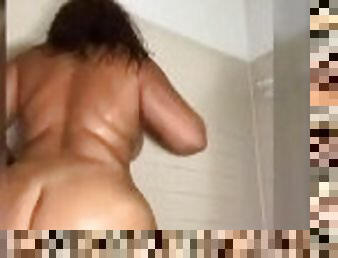 big booty twerking in shower