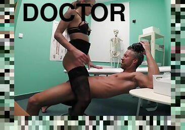 Half-naked babe sits down on doctor’s cock in his office