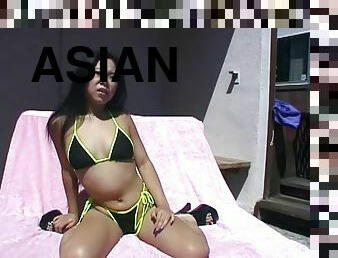 Asian bikini girl gives him good head and fucks in the sun