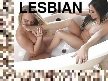 kylpy, isot-tissit, pillu-pussy, lesbo-lesbian, milf, pano, suihku, tatuointi