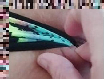 Hotwife de micro bikini sendo masturbada pelo amigo