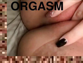 Teen fingering herself to orgasm
