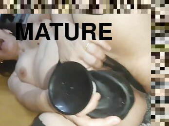 Mature slut plays with gigantic sex toy