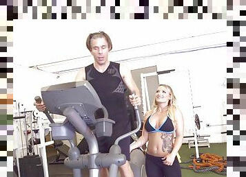 Well-known blonde beauty enjoys the pussy workout in the gym