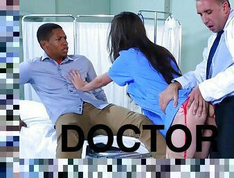 Skillful doctor gives the black-haired chick a good vaginal drilling