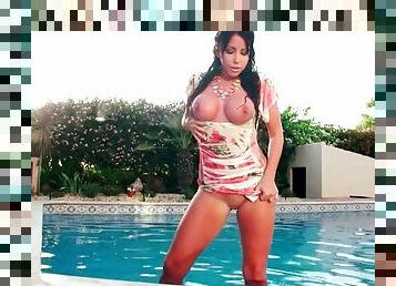 Curvy Nina Leigh masturbates in the pool