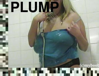 Plumper takes her huge titties in the shower to get clean
