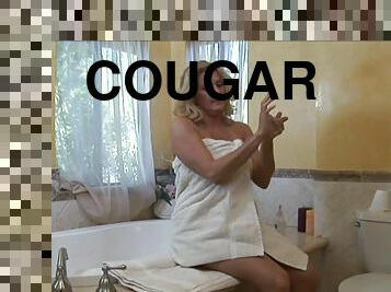 Chubby cougar loves the touch of fingers against her vaginal muscles