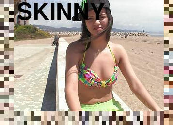 Skinny chick from the beach sucks dick in the car