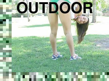 Goddess Jeri Masturbates Outdoors After Exercising