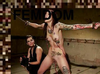 Tattooed Krysta Kaos gets wired and pinched in femdom vid