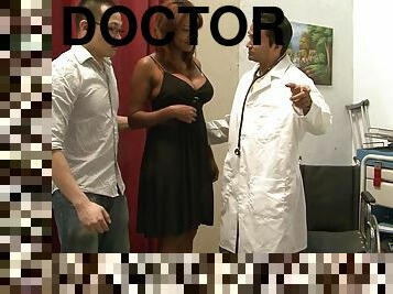 dokter, berkulit-hitam, antar-ras, gambarvideo-porno-secara-eksplisit-dan-intens, bertiga, berambut-merah, suami, pakaian-seragam, realitas