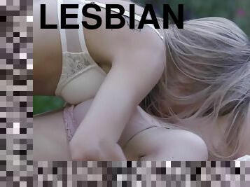 di-tempat-terbuka, sayang, lesbian-lesbian, remaja, gambarvideo-porno-secara-eksplisit-dan-intens, permainan-jari, berambut-pirang, dicukur, kebun