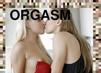 Two magnificent blonde ladies get multiple orgasms