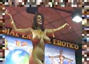 Busty Indian dancer makes an amazing show on public