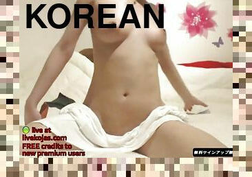 Korean teen camgirl oiled her sexy body