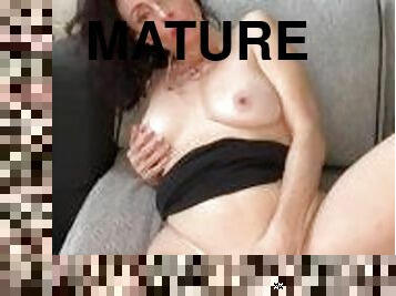 gros-nichons, masturbation, chatte-pussy, secrétaire, amateur, mature, milf, maman, doigtage, bas