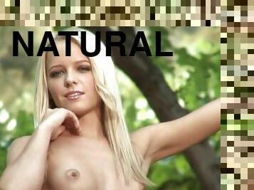 Misty Rhodes doesn't conceal anything while posing nude for the cam