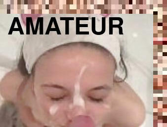 Petite prend une énorme faciale ????