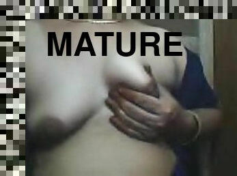 Mature Indian bitch plays with her tits in front of a cam