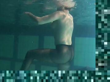 Hot underwater striptease session featuring sexy bint Bulava