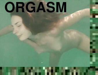 Seductive charmer rubs her orgasmic clit under the water