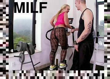 Personal Trainer gives his cock to this hungry milf