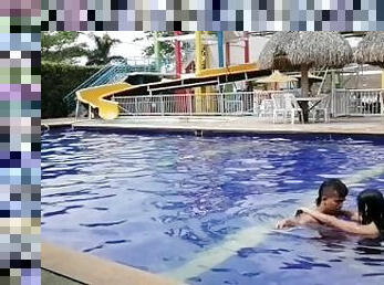 tarde de piscina con el enano termina con una rica mamada de verga y follada en el baño