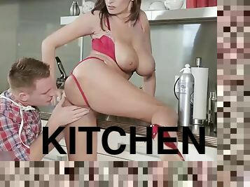 Chicks4u boy licked mommy's pussy and fucked on the kitchen