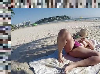 Não resisti e gozei ali na praia mesmo e foi delicioso