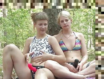 Ersties - Geiler Strap-On-Fick im Wald mit den Blondine - Lesbian