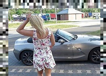 DEUTSCHE BLONDINE AUF PARKPLATZ GEFICKT