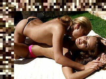 Tanned hotties make each other cum in the garden