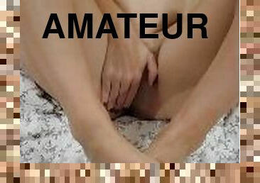 masturbation, amateur, ejaculation-sur-le-corps, branlette, pieds, ejaculation, branlette-avec-les-pieds, brunette, réalité, petits-seins