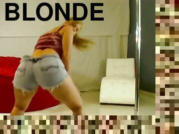 Bootylicious blonde butt shaking on webcam