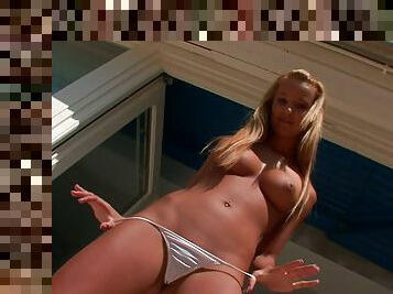 naked chick fingers herself outdoors