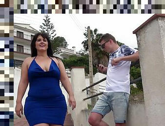 Amateur outdoors fucking with a horny brunette chick in high heels