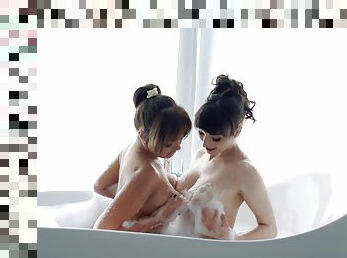 Curvy models Jenna Sativa and Lexi Luna have sex in the bathtub