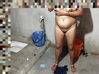Mausi Ko Nahate Dekha Bathroom Me To Uske Boor Ko Aur Big Boobs Ko Daba Ke Choda