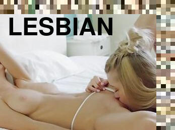 mastubasi, vagina-pussy, lesbian-lesbian, muda-diatas-18, berambut-pirang