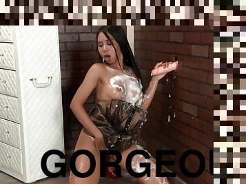 Gorgeous model has her gloryhole session turned into a messy adventure
