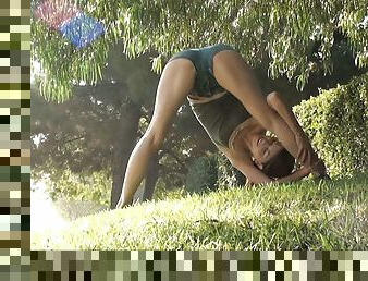 Flexible Babe Flashes Her Pussy While She is Outdoors