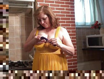 Curvy housewife has a need to stick a toy in her excited pussy