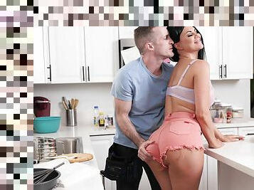 Big breasts MILF Jasmine Jae wants to be fucked in the kitchen