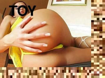 Sexy Solo Model with a Hot Ass Uses her Favorite Toys