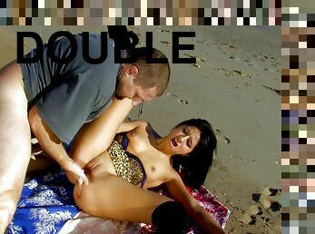 Gorgeous Latina Babe Decides To Pleasure Her Pussy On A Beach