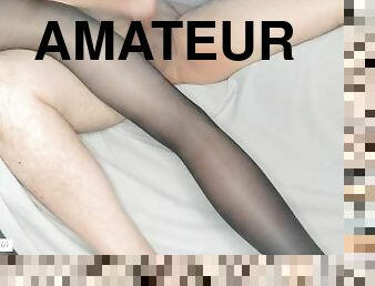 amateur, ejaculation-sur-le-corps, branlette, pieds, branlette-avec-les-pieds, en-nylon, fessée, bite